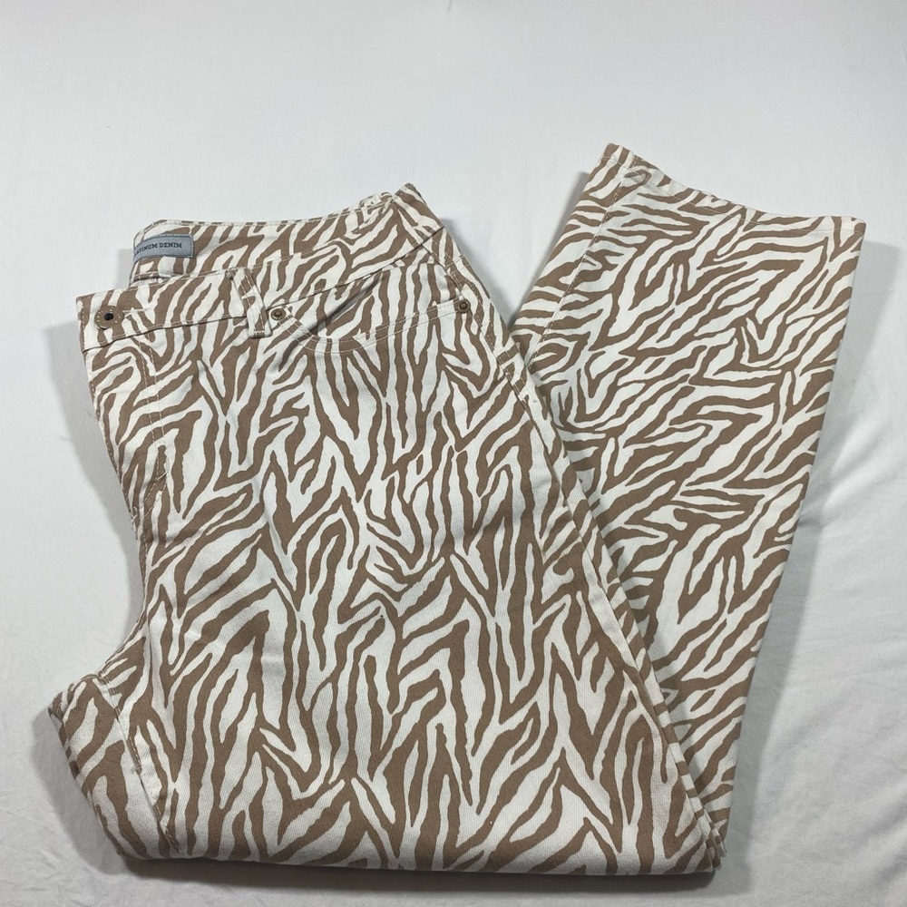 Chico’s Jeans Women’s 2 Platinum Denim Zebra Pants Jeans Ankle cropped pants